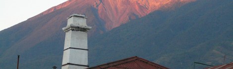 グアテマラで「炎の火山」が噴火