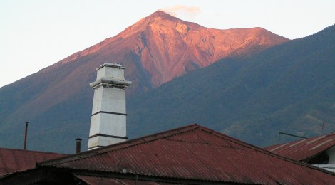 グアテマラで「炎の火山」が噴火